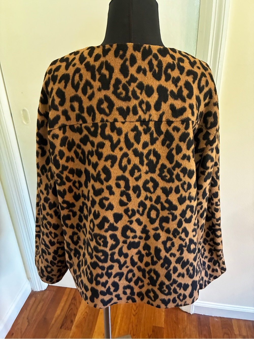 Chico’s Fuzzy Collarless Leopard print jacket Medium size LIKE NEW - Picture 3 of 5